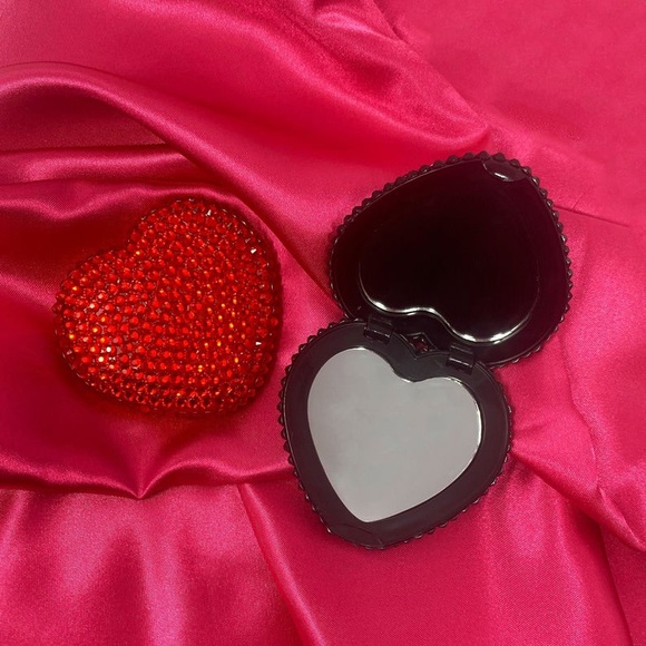 Red Heart Shape Egyptian Rhinestone Compact Mirror - Picture 3 of 3